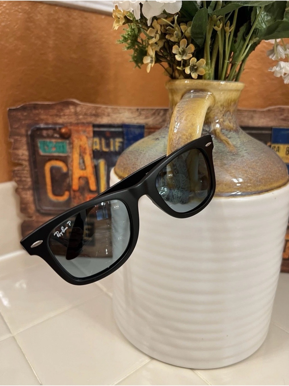 Ray-Ban Classic Wayfarer Sunglasses Flat Black/Blue Lenses, POLARIZED, NEW